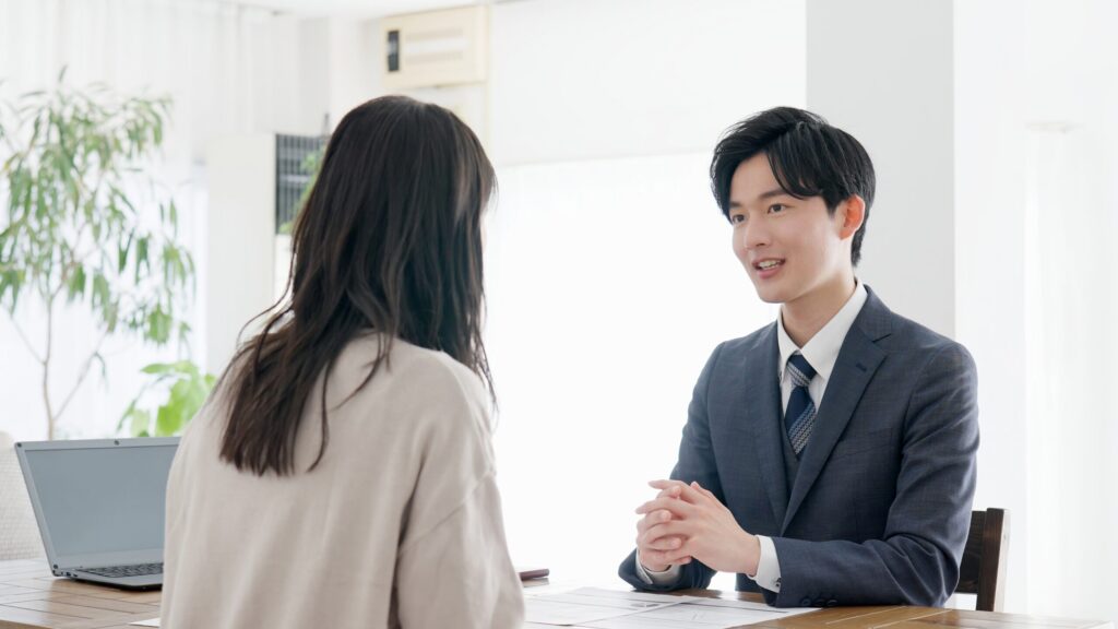 direct salesperson talking to a customer