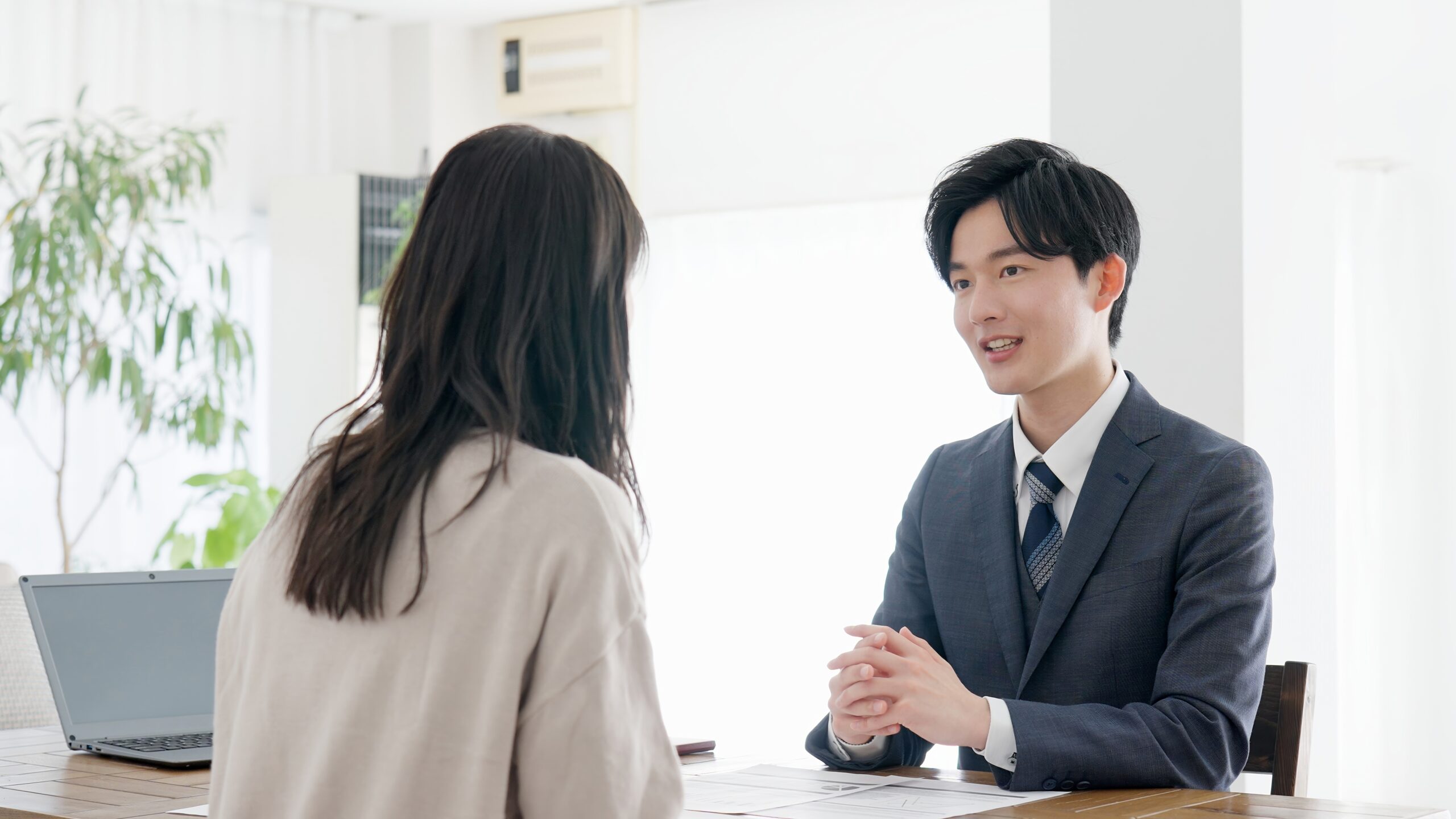 direct salesperson talking to a customer